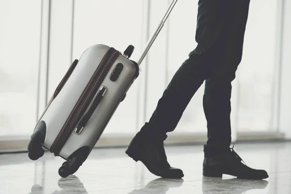 空港で荷物を持って実行している実業家 — ストック写真