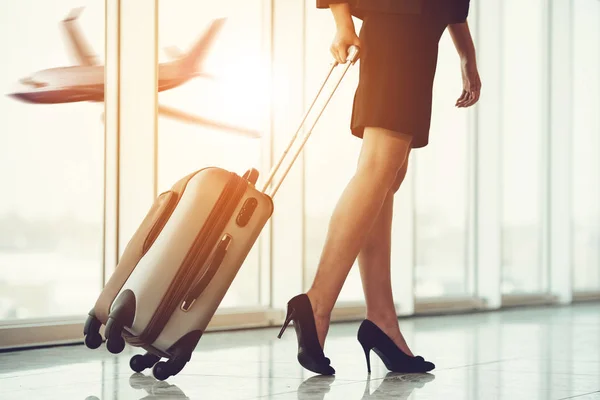 Donna d'affari in corsa con bagagli in aeroporto — Foto Stock