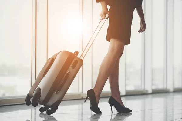 Женщина бегает с багажом в аэропорту — стоковое фото
