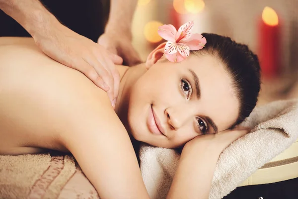 Lachende vrouw Getting terug Massage in het kuuroord — Stockfoto