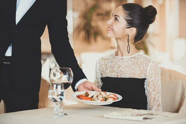 Camarero sirviendo plato de ensalada a invitada mujer —  Fotos de Stock