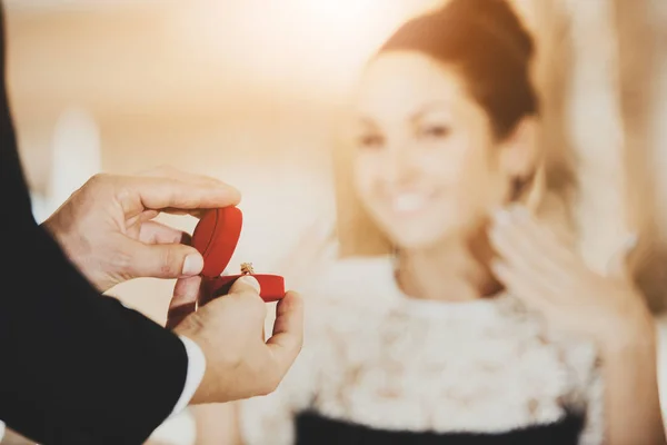 Nahaufnahme eines Mannes, der Mädchen einen Heiratsantrag macht — Stockfoto