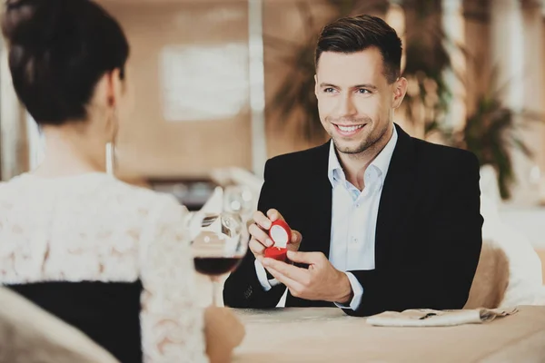 Mann macht Mädchen im Restaurant Heiratsantrag — Stockfoto