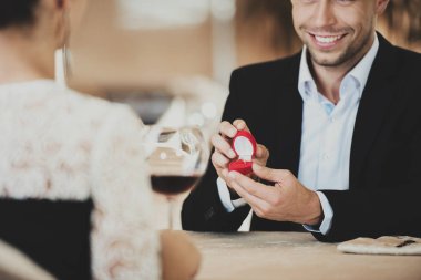 Evlilik yapma adam kıza Restaurent için teklif