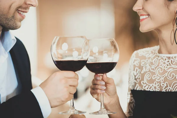 Pareja joven enamorada bebiendo copas de vino Clink — Foto de Stock