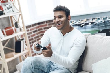 Genç Hintli konsol oyun hayran.