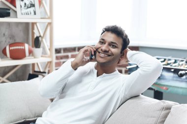 Cep telefonu kullanarak Casual giyim gülümseyen adam