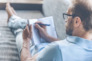 Başarılı bir iş adamı yazılı olarak dizüstü evde