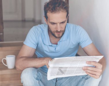 Beyaz işadamı dinlenme merdiven okuma gazete