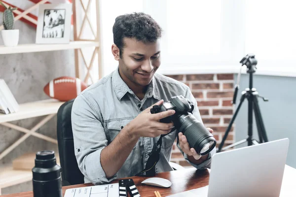 Indyjski szczęśliwy młody mężczyzna praca fotograf z domu — Zdjęcie stockowe