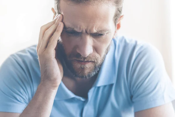 Trött ung Man i Casual kläder röra Temple. — Stockfoto