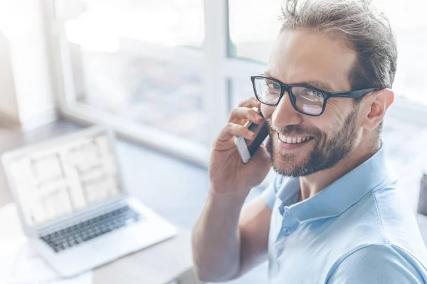 Knappe jonge zakenman praten op mobiele telefoon — Stockfoto