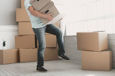 Karton kutular adamla yakın Up.Young sakallı.