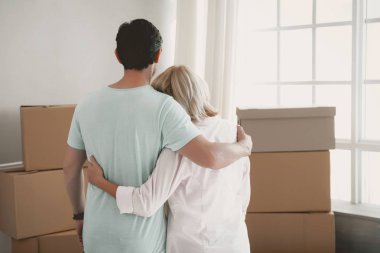 Kocanın karısı yeni evde sarılma arkadan görünüş.