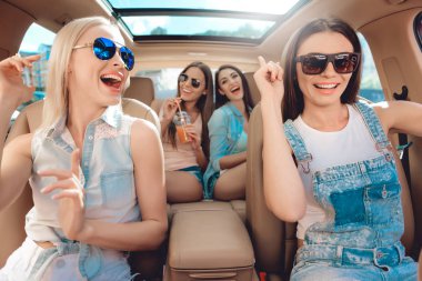 Güzel şık kız kamera gülüyor arıyor