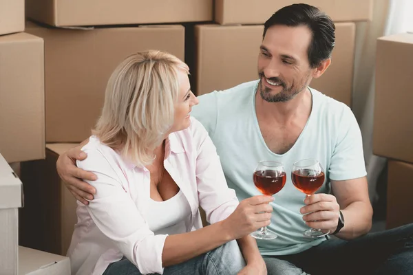 White Couple Clinks Glasses with Wine on Floor. — Stock Photo, Image