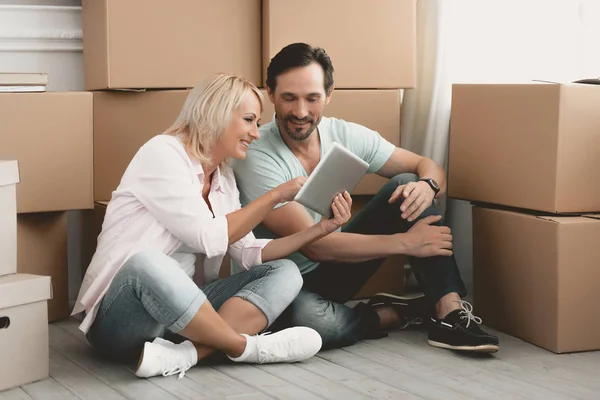 Bearded Caucasian With Woman Sit near Large Boxes. — Stock Photo, Image