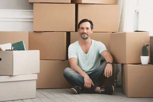 Bearded Caucasian Sits near Large Cardboard Boxes. — Stock Photo, Image