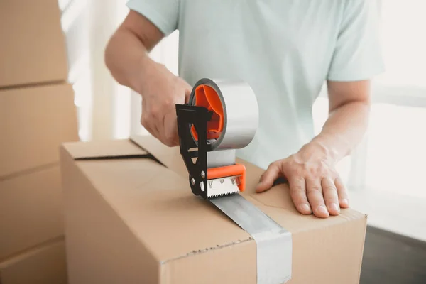 Ferme là. Boîtes en carton d'emballage avec bande  . — Photo