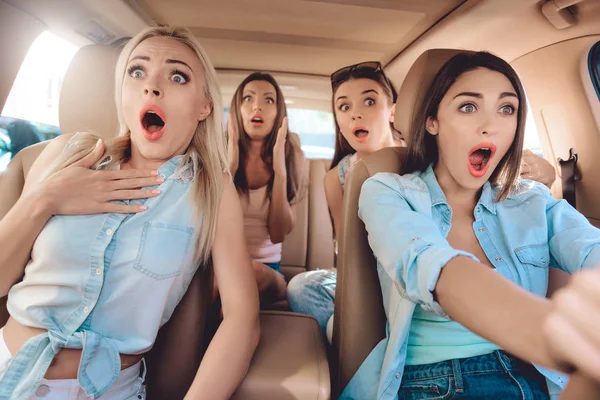 Jóvenes hermosas chicas sentadas en el coche con miedo  . — Foto de Stock