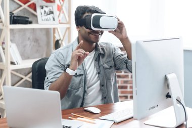 Mutlu genç Hintli evde Vr gözlük