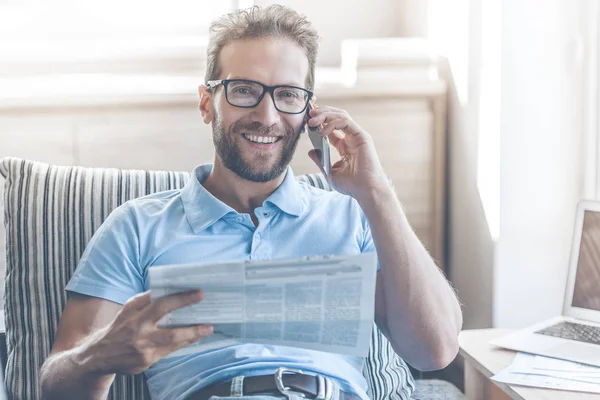 Uomo d'affari bianco riposa sul giornale di lettura del divano . — Foto Stock