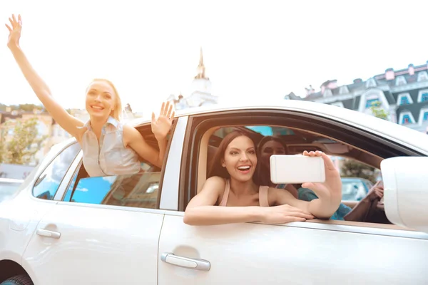 Jeune belle fille penchée par la fenêtre de la voiture . — Photo