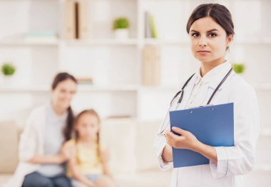 Başarılı genç doktor hastane içinde Clipboard ile