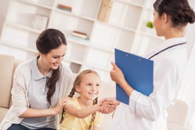 Genç çocuk doktoru tebrik hastada klinik.