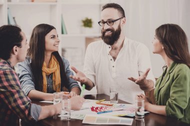 Grup Genç tasarımcıların tartışmak yeni proje.