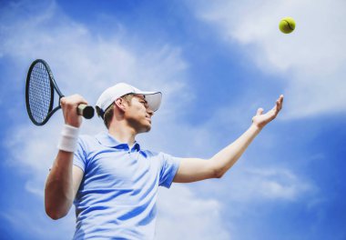 Genç adam tenis kortu hizmet forması hazır