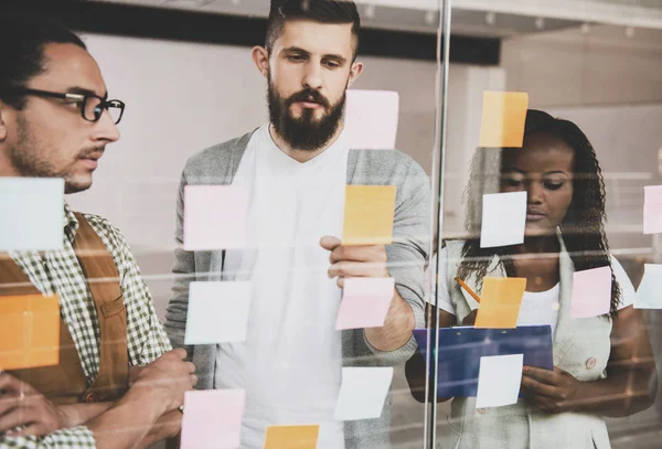 Equipe discute projeto com muitos adesivos . — Fotografia de Stock