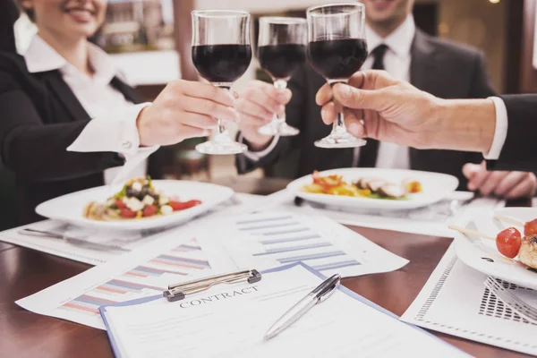 Nahaufnahme. Team von Geschäftsleuten beim Mittagessen. — Stockfoto