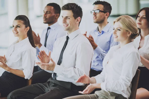 En gruppe forretningsfolk fra flere land som klapper hverandre i hendene . – stockfoto