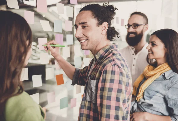 Grupo de jóvenes diseñadores discuten nuevo proyecto . — Foto de Stock