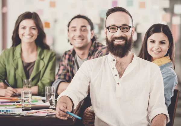 Grupo de jóvenes diseñadores discuten nuevo proyecto . — Foto de Stock