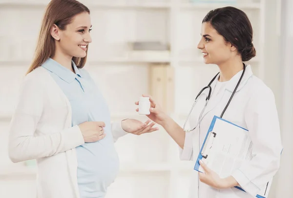 Jovem grávida com ginecologista no hospital . — Fotografia de Stock