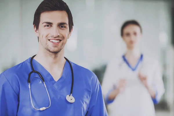 Manlig läkare med stetoskop i blå Uniform. — Stockfoto