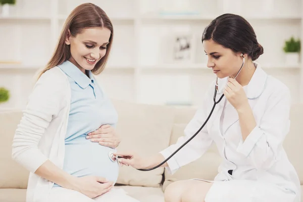 Těhotná mladá dívka s gynekolog v nemocnici. — Stock fotografie