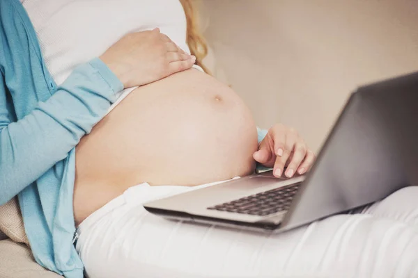 Close up Menina grávida com barriga nua e laptop — Fotografia de Stock