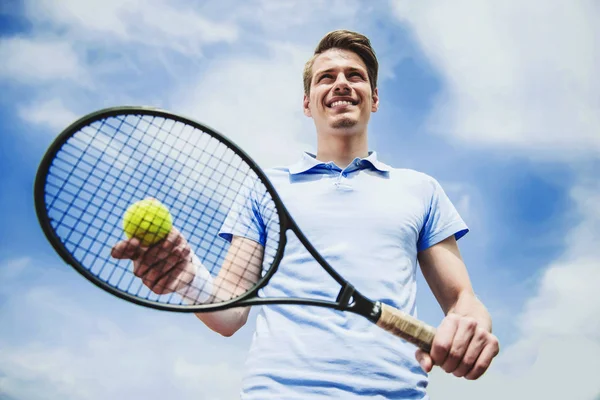 Ung kille i skjorta klar att servera på tennisbanan — Stockfoto