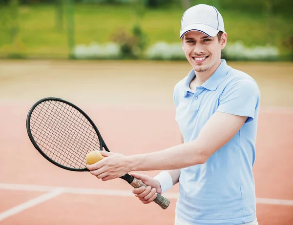 Młody facet w koszuli gotowy wobec służyć na kort tenisowy. — Zdjęcie stockowe