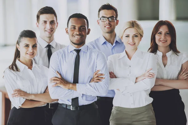 Grupo Multiracial de Parceiros de Negócios no Escritório . — Fotografia de Stock