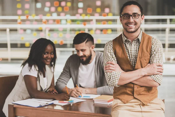 Grupo creativo multirracial en busca de nuevas ideas — Foto de Stock