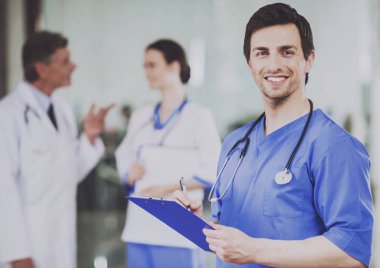 Erkek doktor stetoskop Beyaz üniformalı ile.