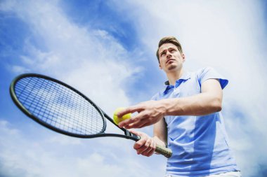 Genç adam tenis kortu hizmet forması hazır