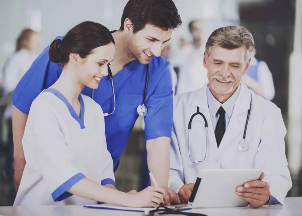 Ärztegruppe mit Laptop diskutiert Operation. — Stockfoto