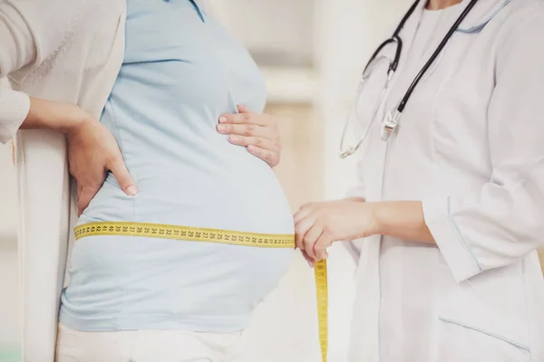 Jovem grávida com ginecologista no hospital . — Fotografia de Stock