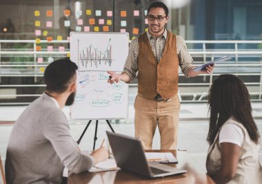 Yönetim Kurulu, genç yetenekli adam Infographics çizer.