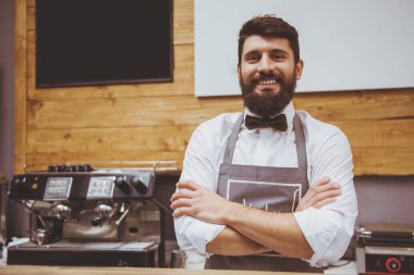 Cafe içinde neşeli Barista portresi.